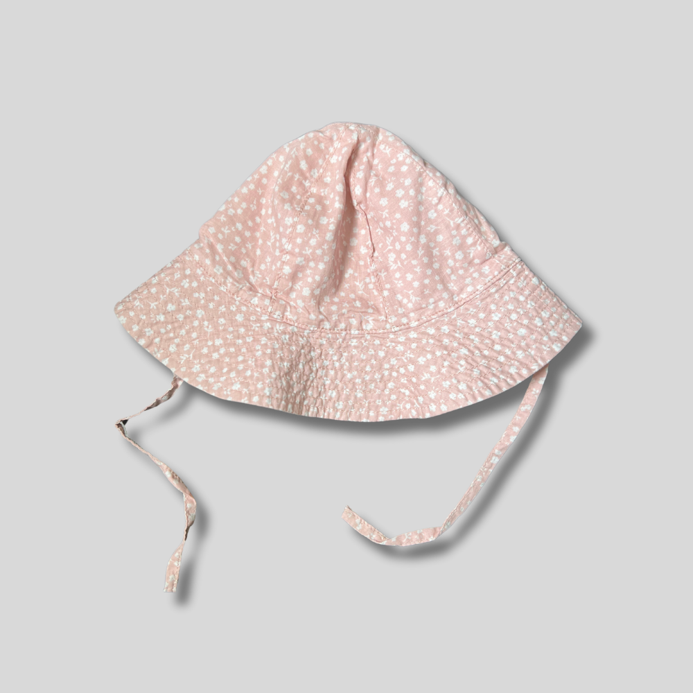 Palarie roz cu floricele albe