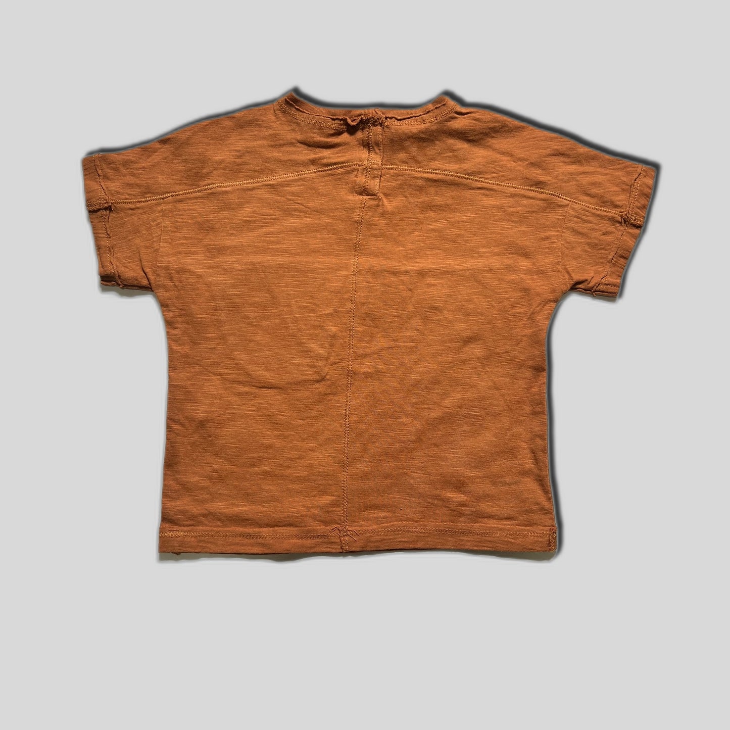 Tricou caramiziu cu cusaturi exterioare