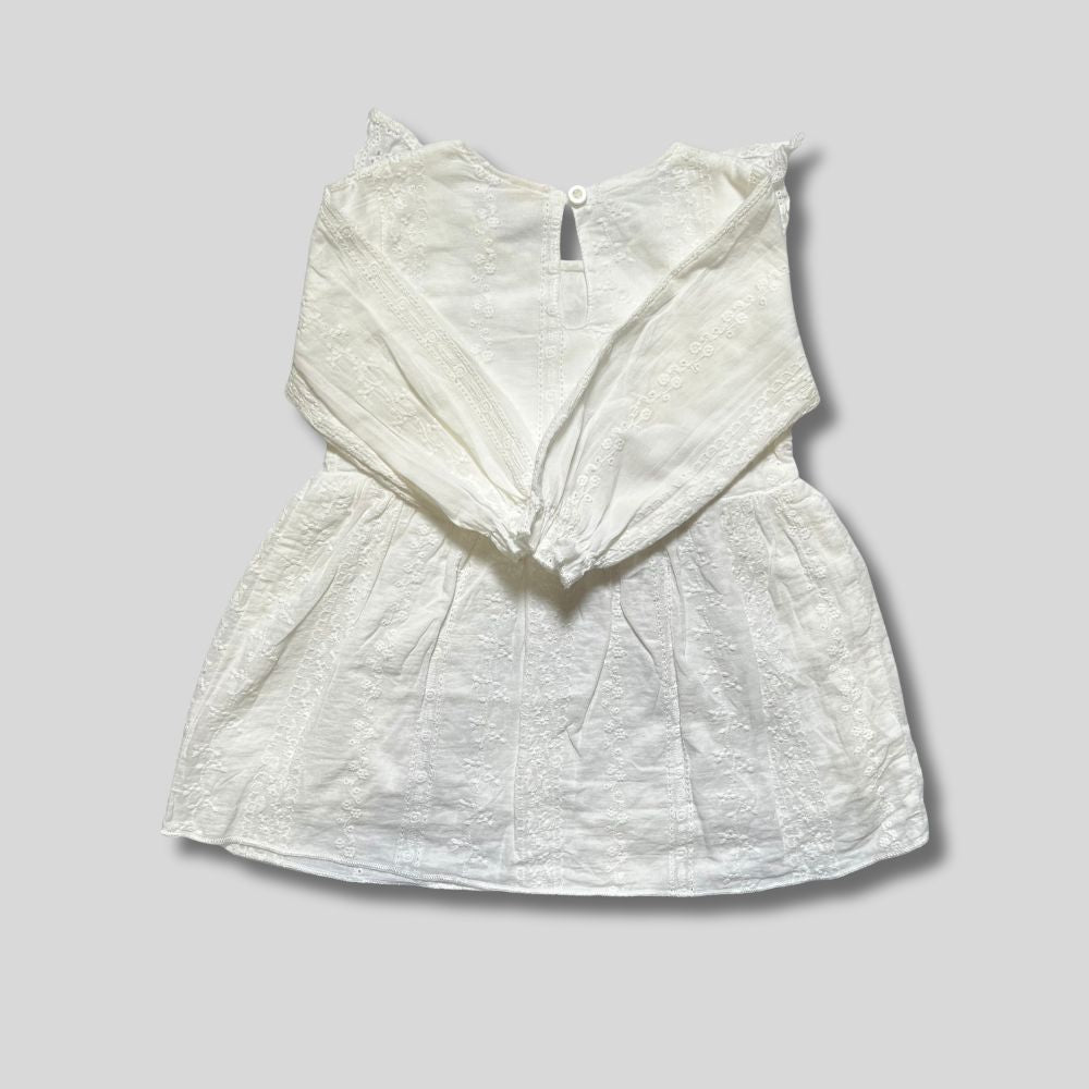 Rochie alba cu dantela si volane