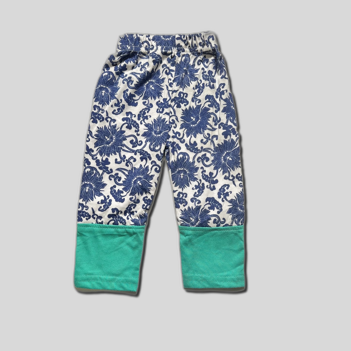 Pantaloni cu imprimeu si iepurasi