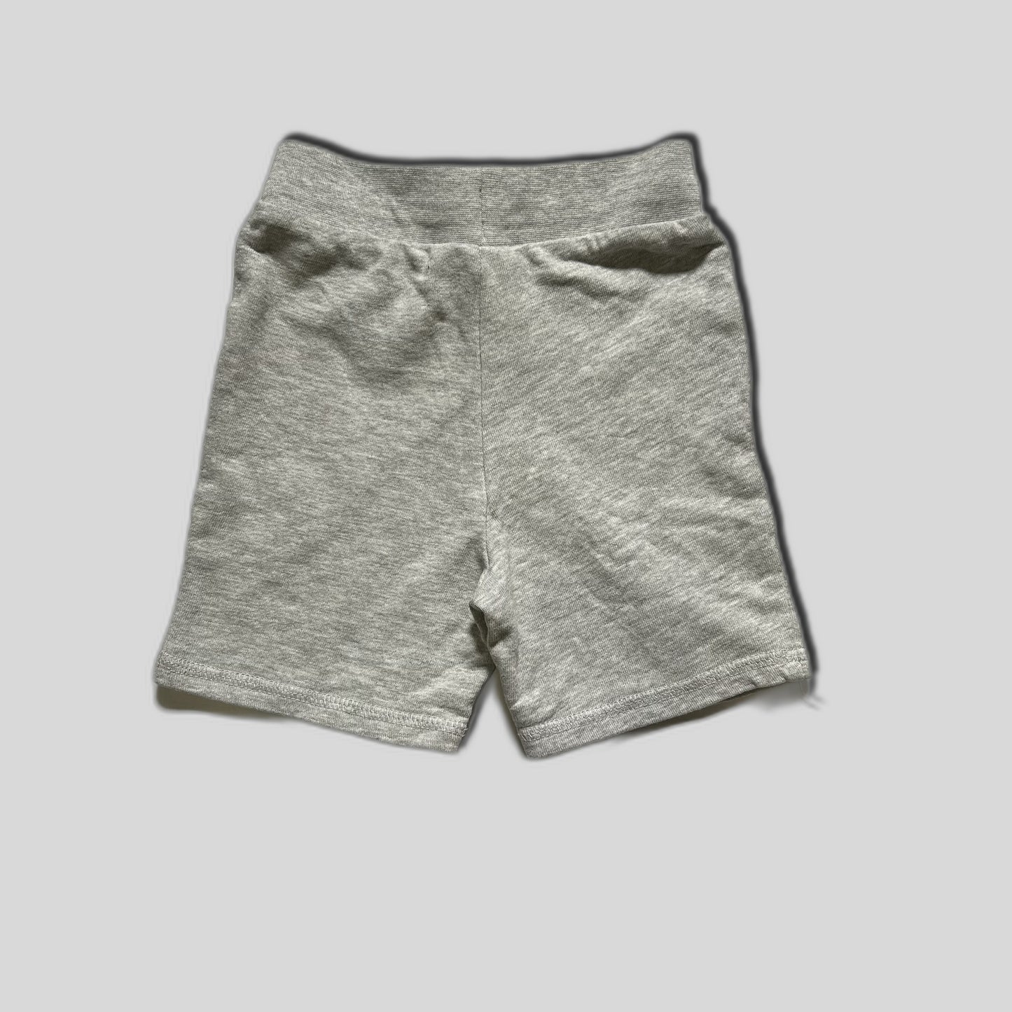 Pantaloni scurti gri cu imprimeu