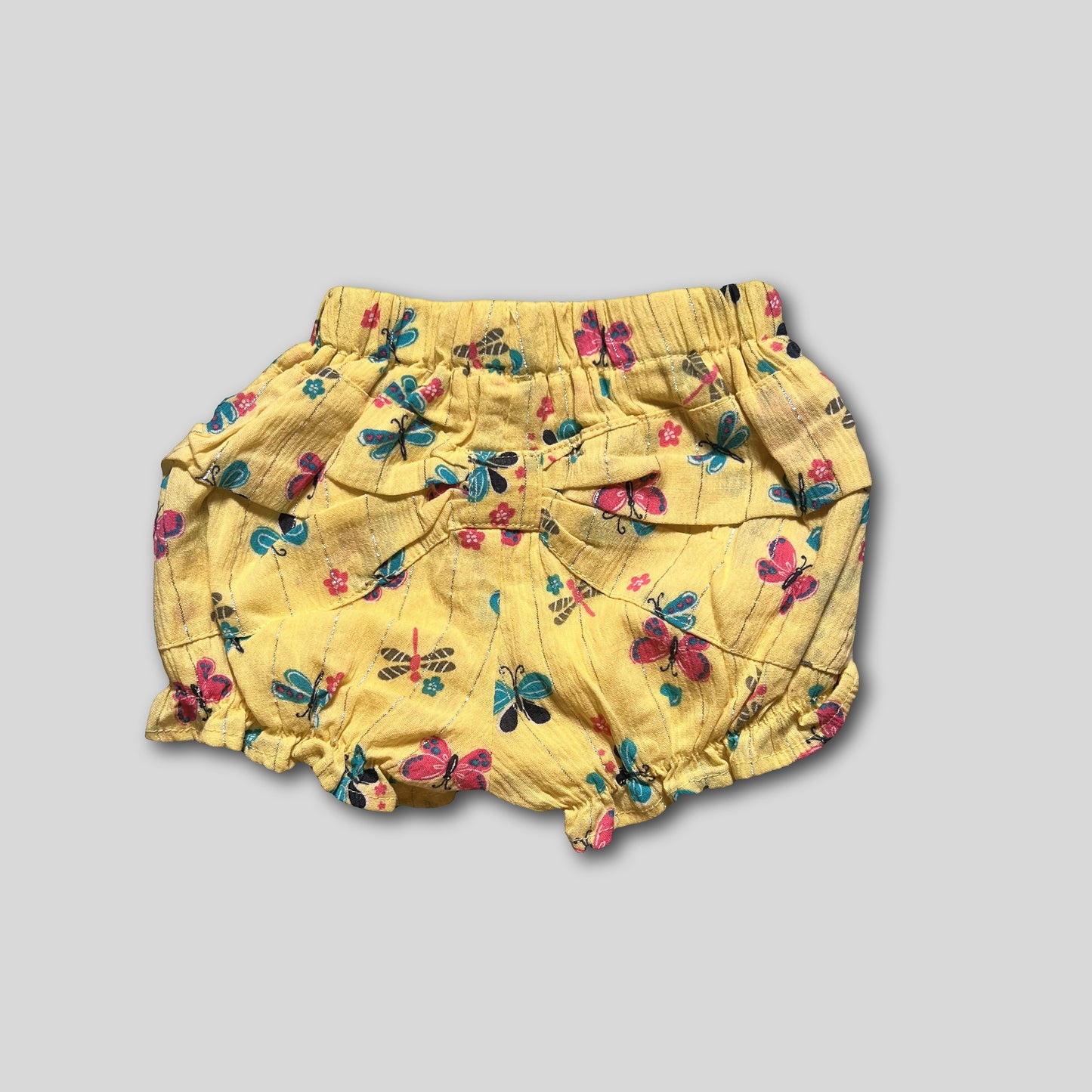 Pantaloni scurti galbeni cu fluturi