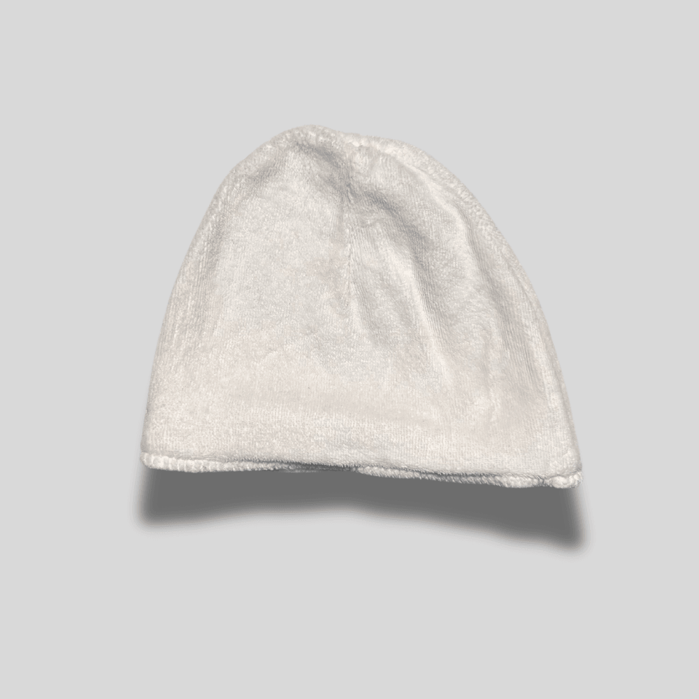 Caciula alba pufoasa