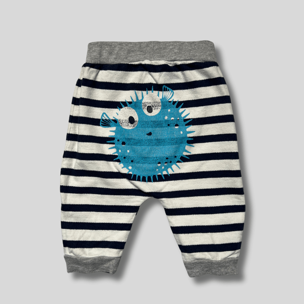 Pantaloni cu dungi si imprimeu