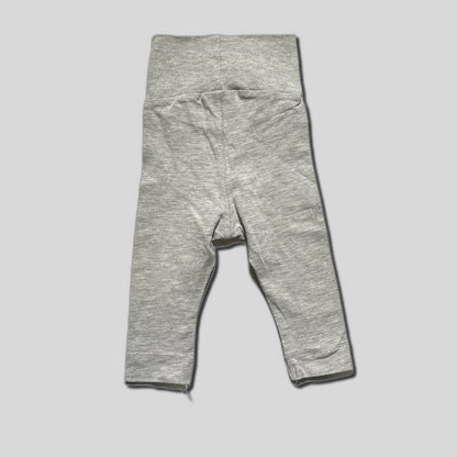 Pantaloni gri cu dunga alba